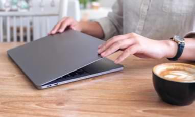 Hander stanger laptop pa bord - kaffekopp - over 80000 avstangningar via spelpaus