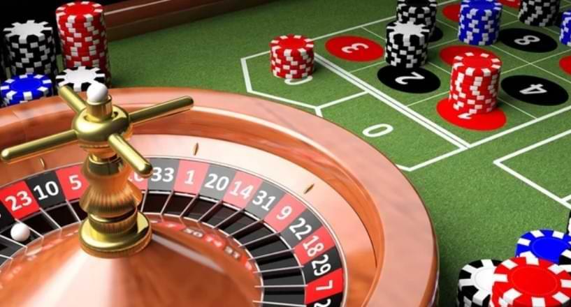 Roulettehjul med gron duk och utlagda spelmarker - avtal Leovegas och Stakelogic live casino