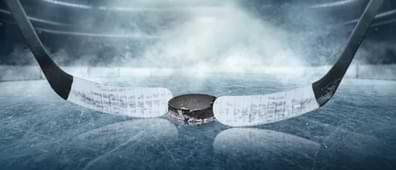 Ishockeyrink - nedslapp puck o 2 klubbor - infor hockey slutspelen 2023 odds o betting