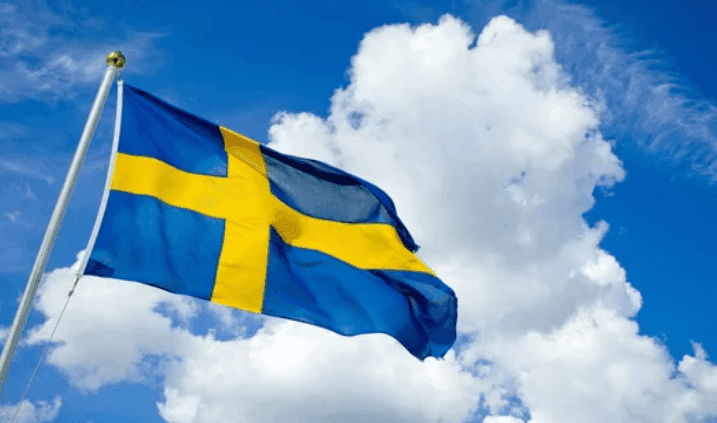 Svenska Flaggan, gul och blå, viftar i vinden - ESA Gaming svensk licens