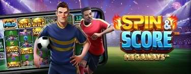 Fotbollsplan med 2 spelare och mobil med spel Spin&Score Megaways VM fotbollsslots
