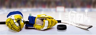 Hockeyklubba, puck o gul bla hockeyhandskar pa is - JVM 2023 Artikel CasinoGuide.se