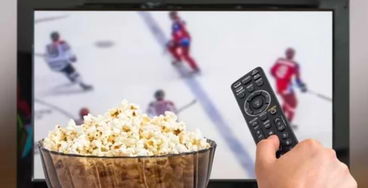TV med ishockey- skal med popcorn framfor - kontroll - JVM 2023 TV-tider matcher Sverige Guide