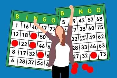 tjej i mitten med armarna i luften 2 bingobrickor - Nyhet PlayOJO Sverige Bingo online