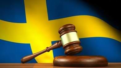 Svenska flaggan och en dommarklubba i tra - bor svenska staten salja casino - artikel